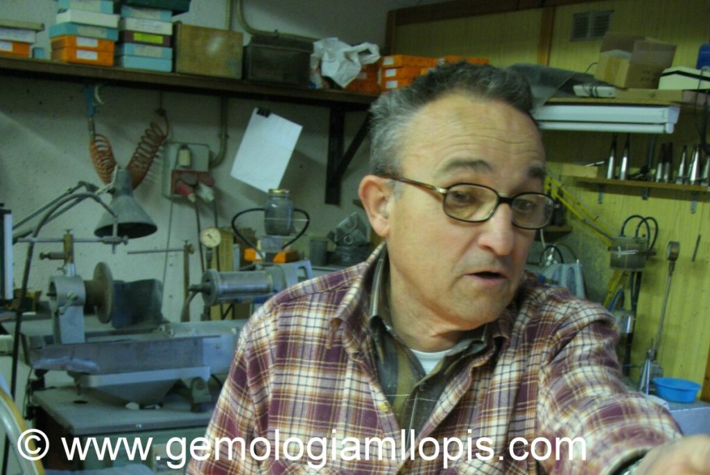 Antonio Paniello enseñandonos su taller de lapidación y tallado