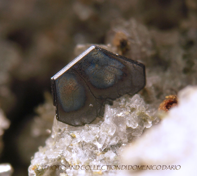 Ilmenita tabular, placa hexagonal.