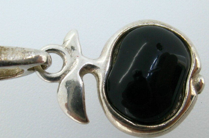 Colgante de plata con imitación de azabache.