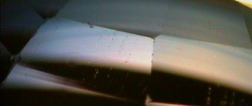 Líneas curvas de coloración en un záfiro sintético