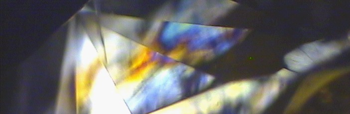 Interferencia de colores en un diamante