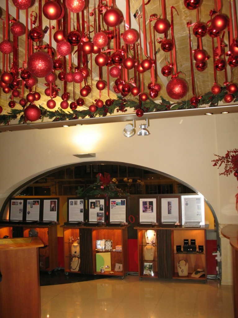 La exposición estuvo arropada por la rica decoración de Navidad de la Joyería Argimiro Aguilar