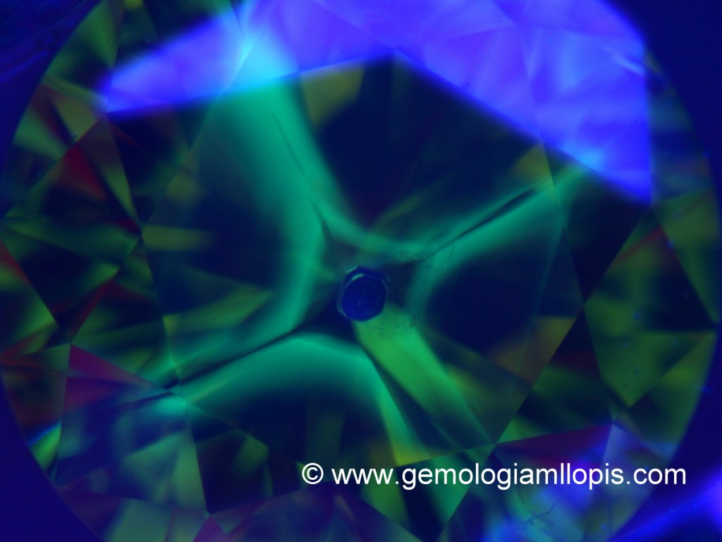 Diamante sintético amarillo, fluorescencia en sectores cúbicos