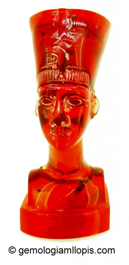 Figura de color amarillo rojizo