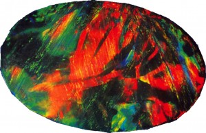 Bello ópalo negro con juego de colores de rojos, verdes y azules.