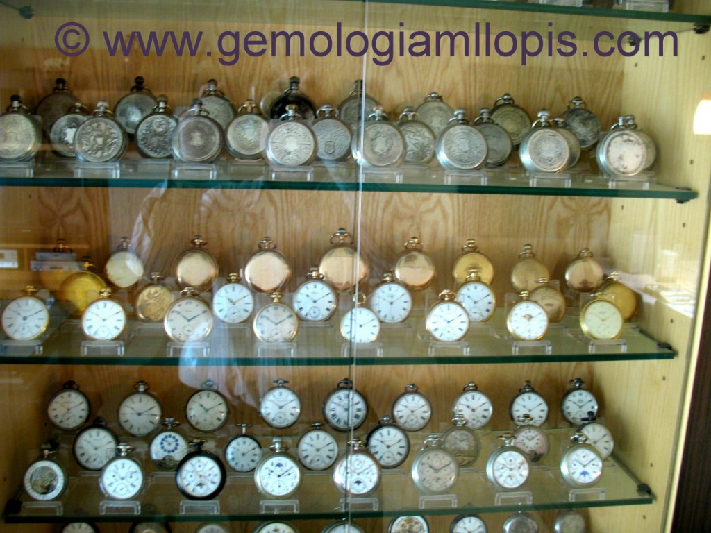 Colección privada de relojes de bolsillo. Se aprecia que todos los relojes se apoyan en peanas de metacrilato