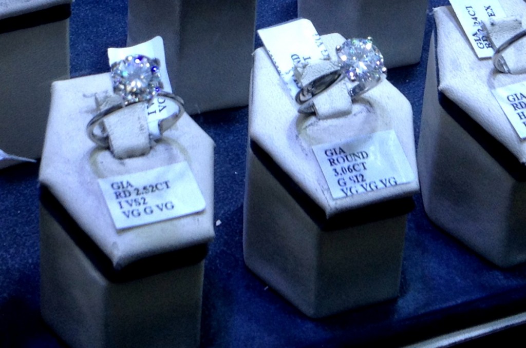 Detalle ampliado de las etiquetas de los diamantes certificados