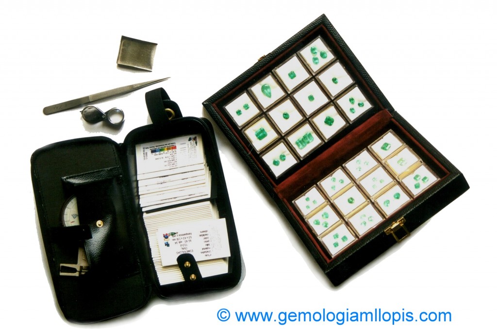 Dos presentaciones de piedras, con papelinas y con estuches de tapa transparente.