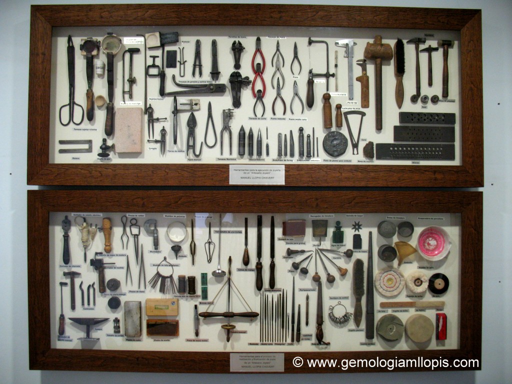 Mural de herramientas de  Manuel Llopis Chisvert artesano joyero