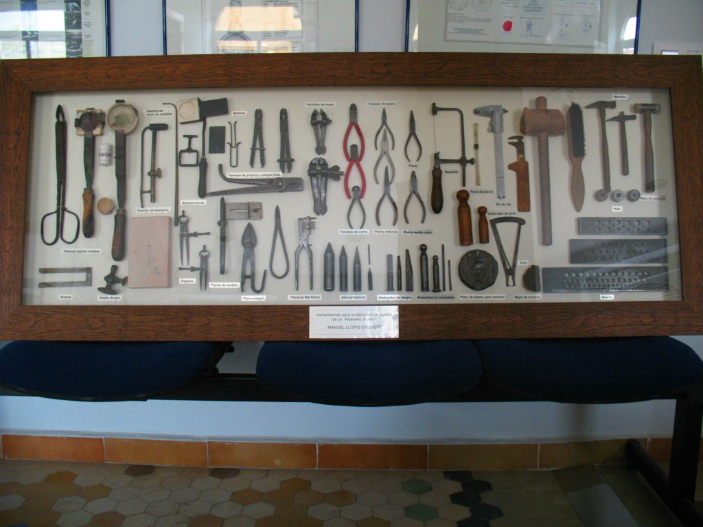 Mural de herramientas de joyero Manuel Llopis Chisvert