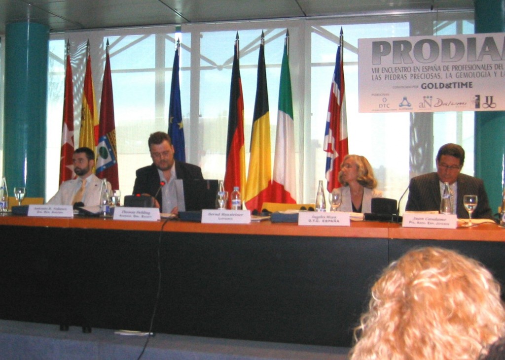 Thomas Dehling en Prodiam 2008, charló sobre la nomenclatura universal del ópalo, también sobre sus tratamientos.