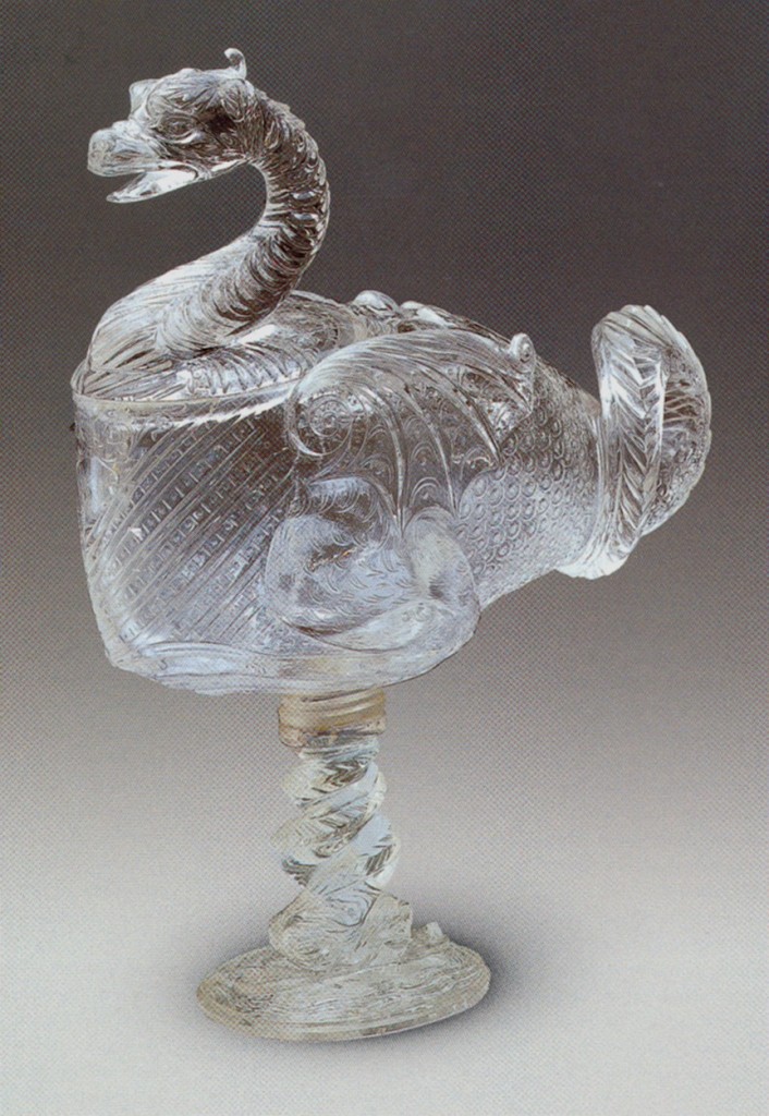 Vaso de cristal en forma de dragón o sierpe, con pie de delfines enroscados