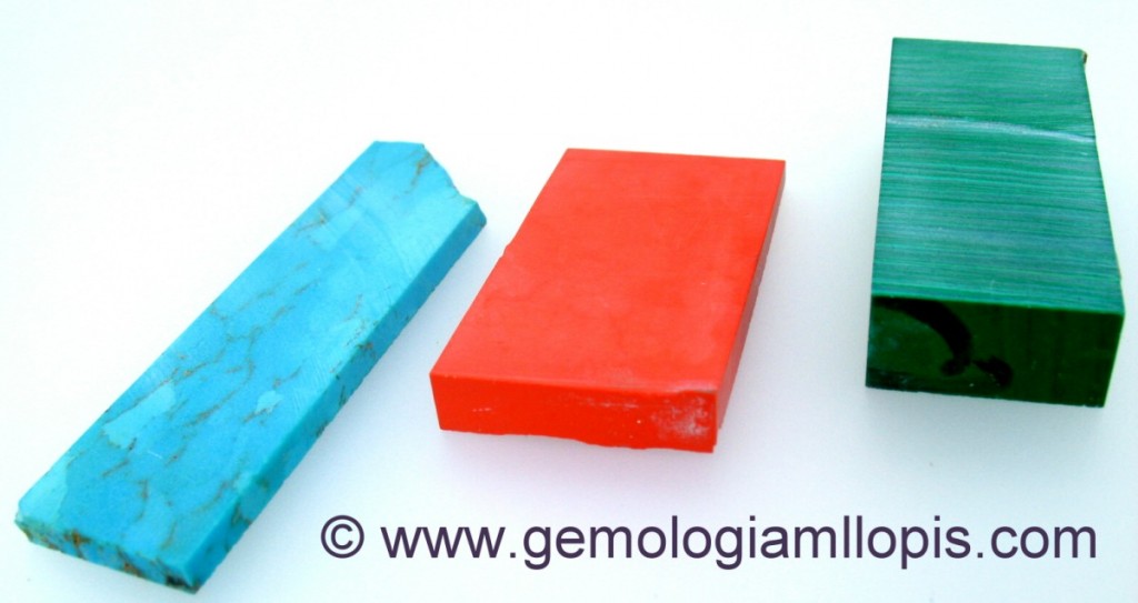 Barras serradas dispuestas para ser talladas de turquesa, coralina y malaquita todas de imitación