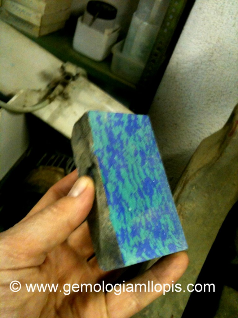 Bloque de azurita malaquita imitación con una cara pulida