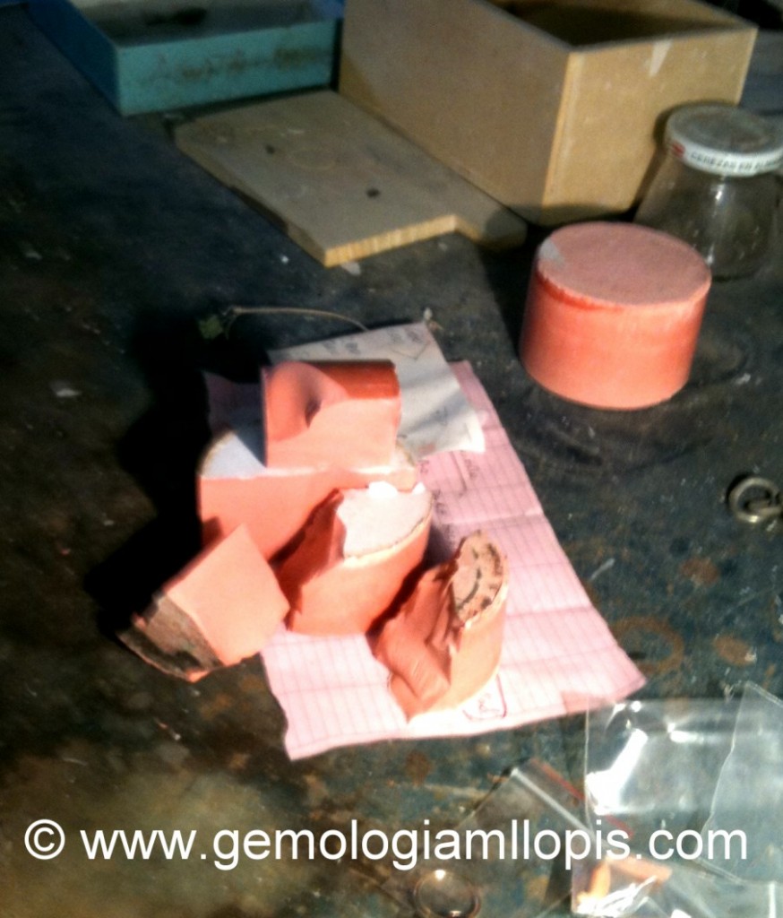 Bloque de un producto rojizo que imita al coral, también mal llamado coralina