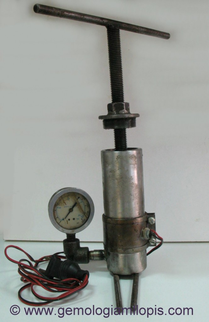 Bomba de presión para tratamiento de relleno de aceite en las esmeraldas. 