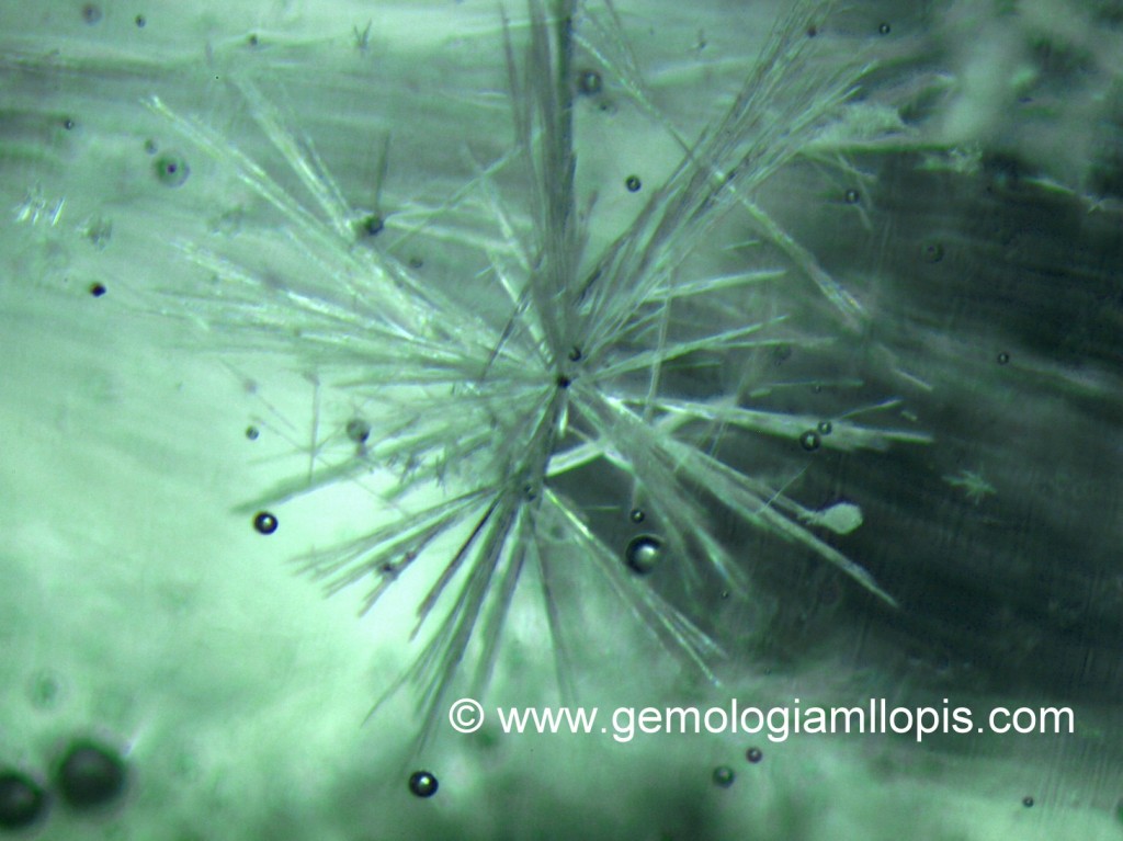 Burbujas y bola de agujas a modo de  erizo en una moldavita. 