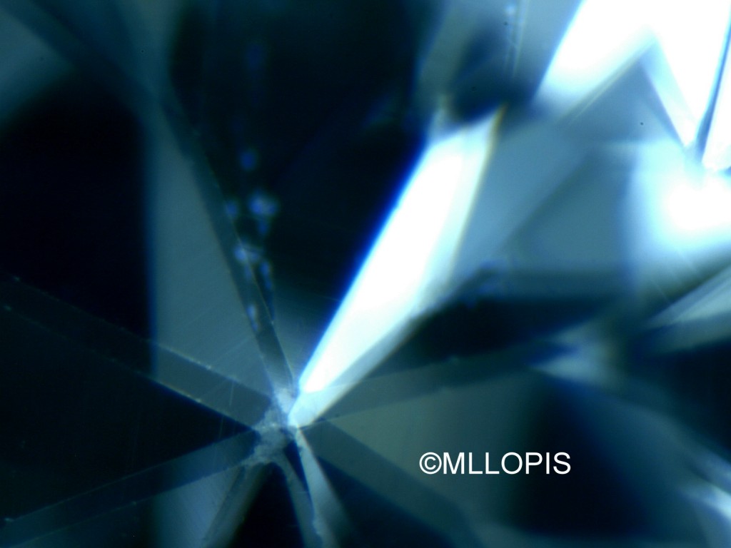 En un circón incoloro, las imágenes de las aristas de la culata se ven dobles.