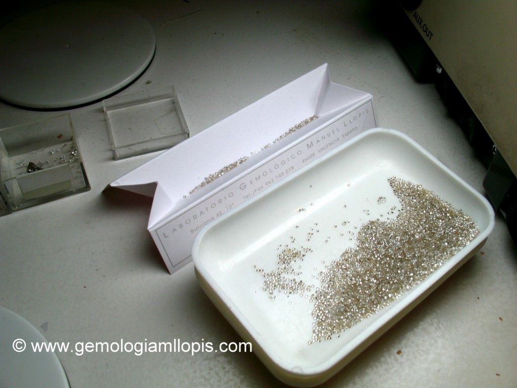 Pequeña bandeja con piedras para clasificar observándolas con microscopio y separando con pinzas una a una