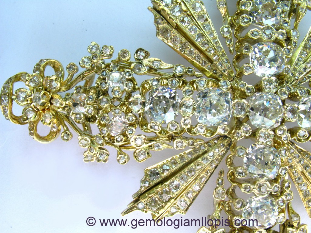 Detalle del cabezal, cruceta y potencias de la cruz pectoral con diamantes.