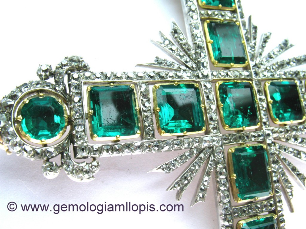 cruz pectoral con esmeraldas y diamantes