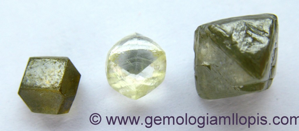 Cubo deformado de diamante sintético y rombododecaedro y octaedro con trígonos naturales