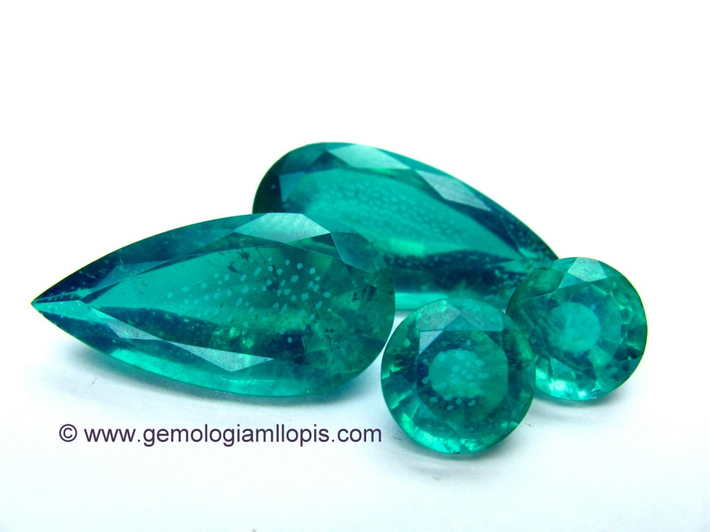 Dobletes esmeralda soude (cuarzo cristal de roca con pegamento verde) despegados