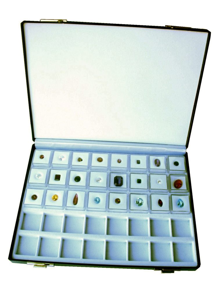 Ejemplo de estuche con cajitas para poder presentar las piedras.