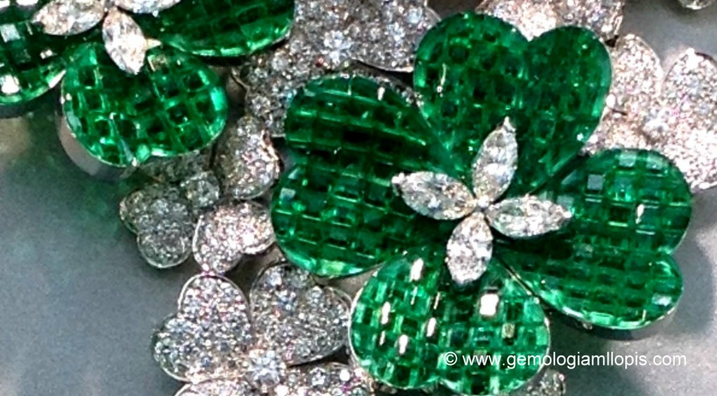 Detalle ampliado de un collar floral con piedras engastadas con la técnica del Mystery Set