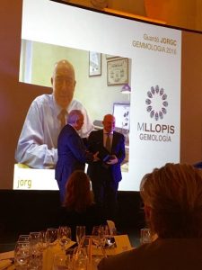 Carles Tubella entrega el Premio JORGC 2016 sección de Gemología a Manuel Llopis