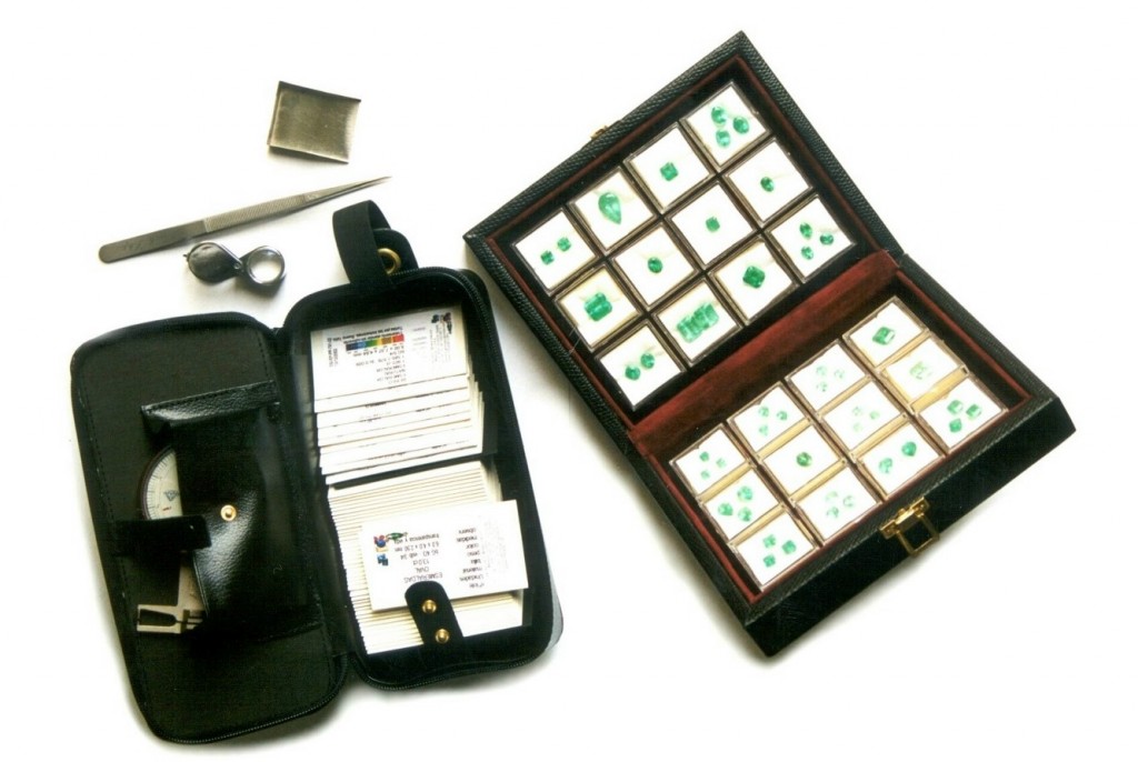 Esmeraldas colombianas clasificadas en estuches o en papelinas.