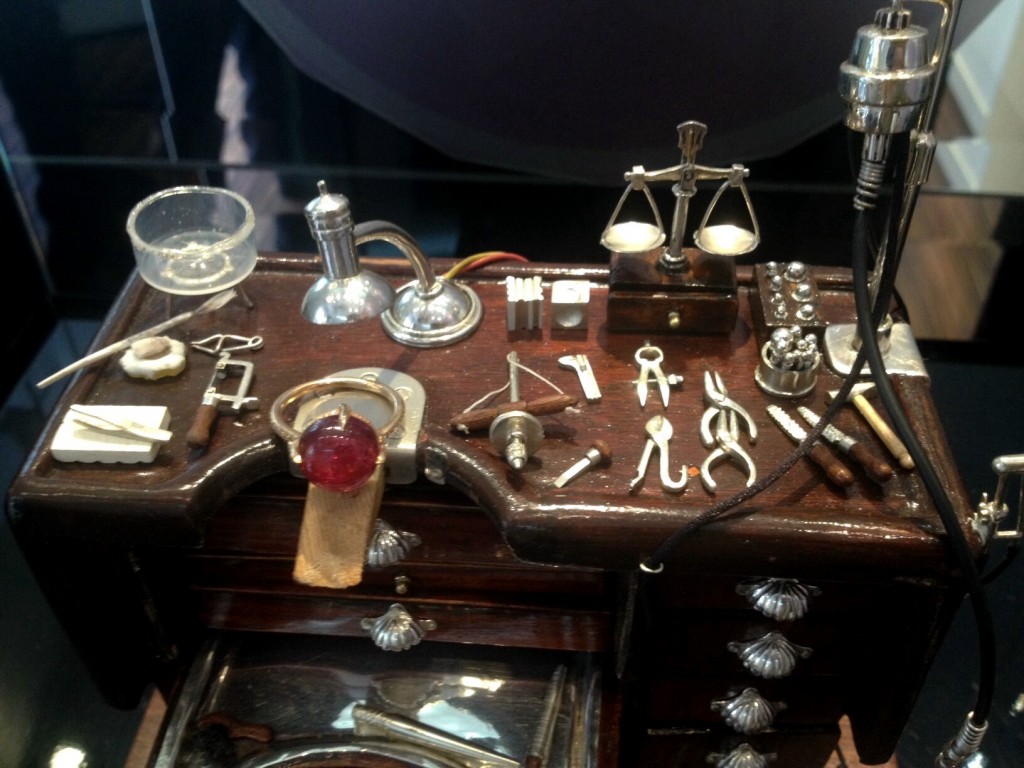 Herramientas en un tabliz de joyero