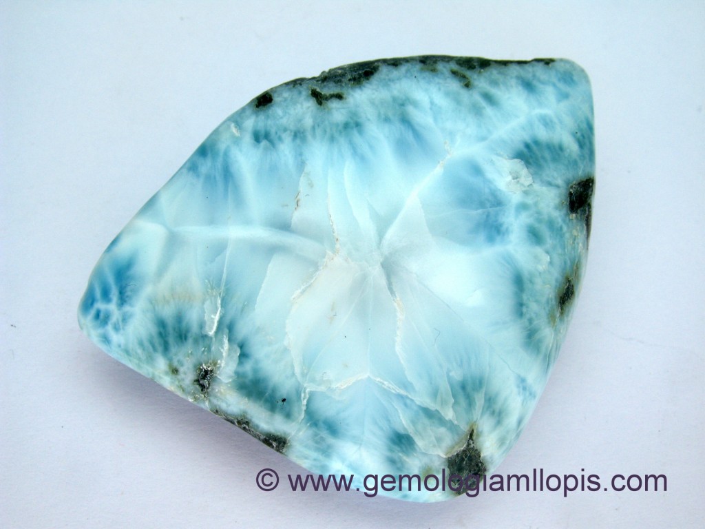 Fragmento con cara pulida de Larimar de Santo Domingo (Republica Dominicana)