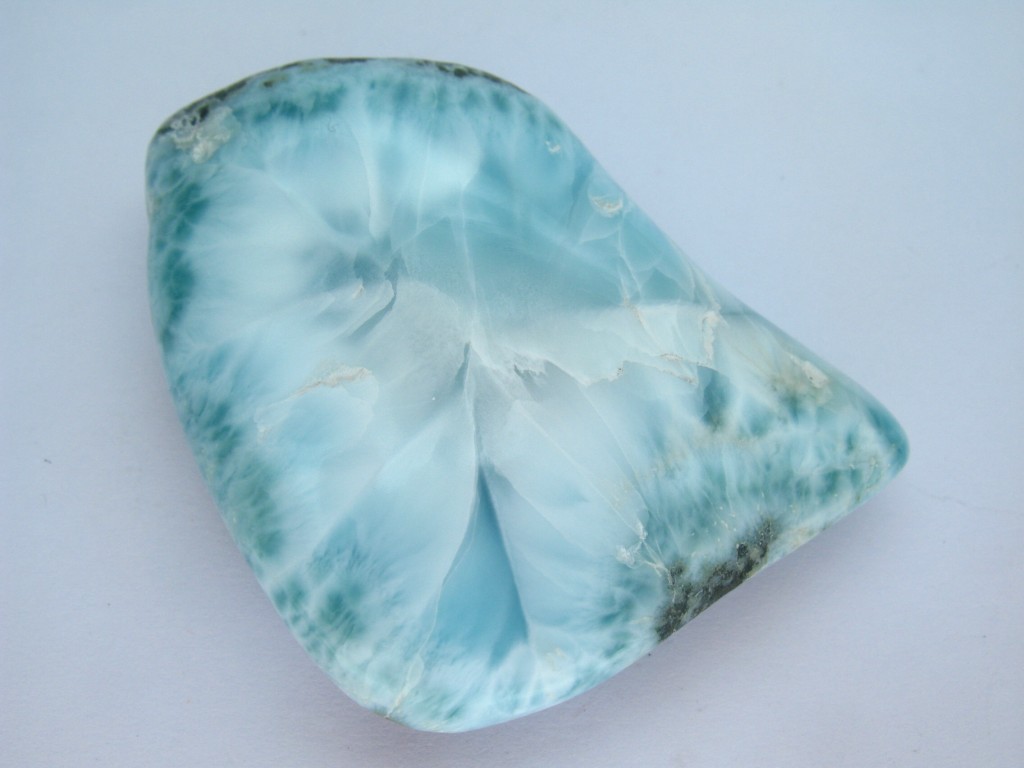 Fragmento pulido de Larimar de Santo Domingo  (República Dominicana) 