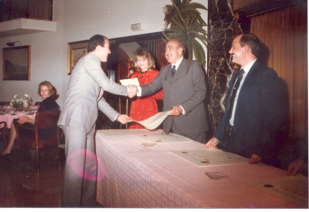 Le Dr. Bosch haciéndome entrega de mi Título de Gemólogo, a su lado, mi amigo y colega, entonces también profesor, José Andrés.