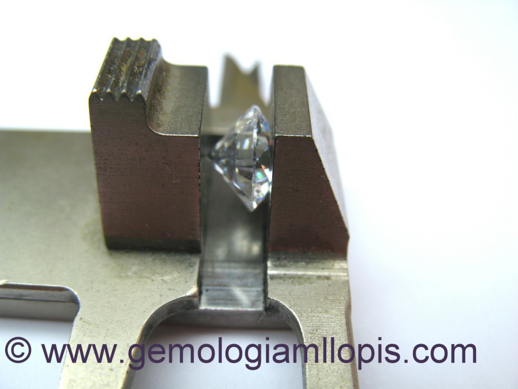 Midiendo la altura de una piedra con el calibrador.