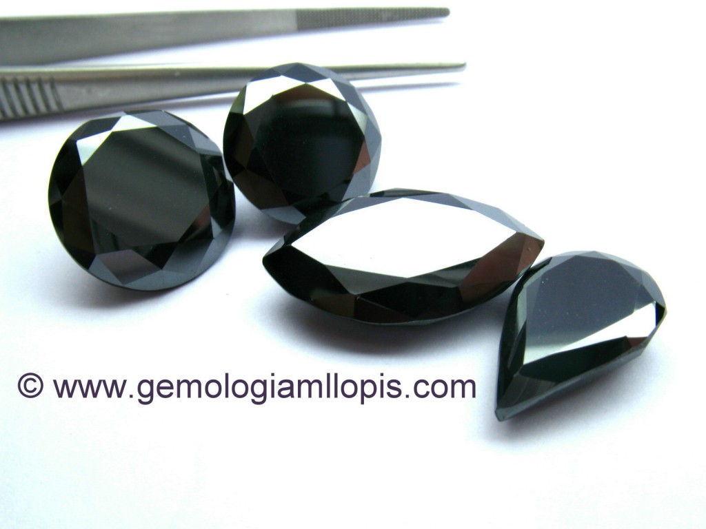 Moisanitas negras compradas como diamantes negros.