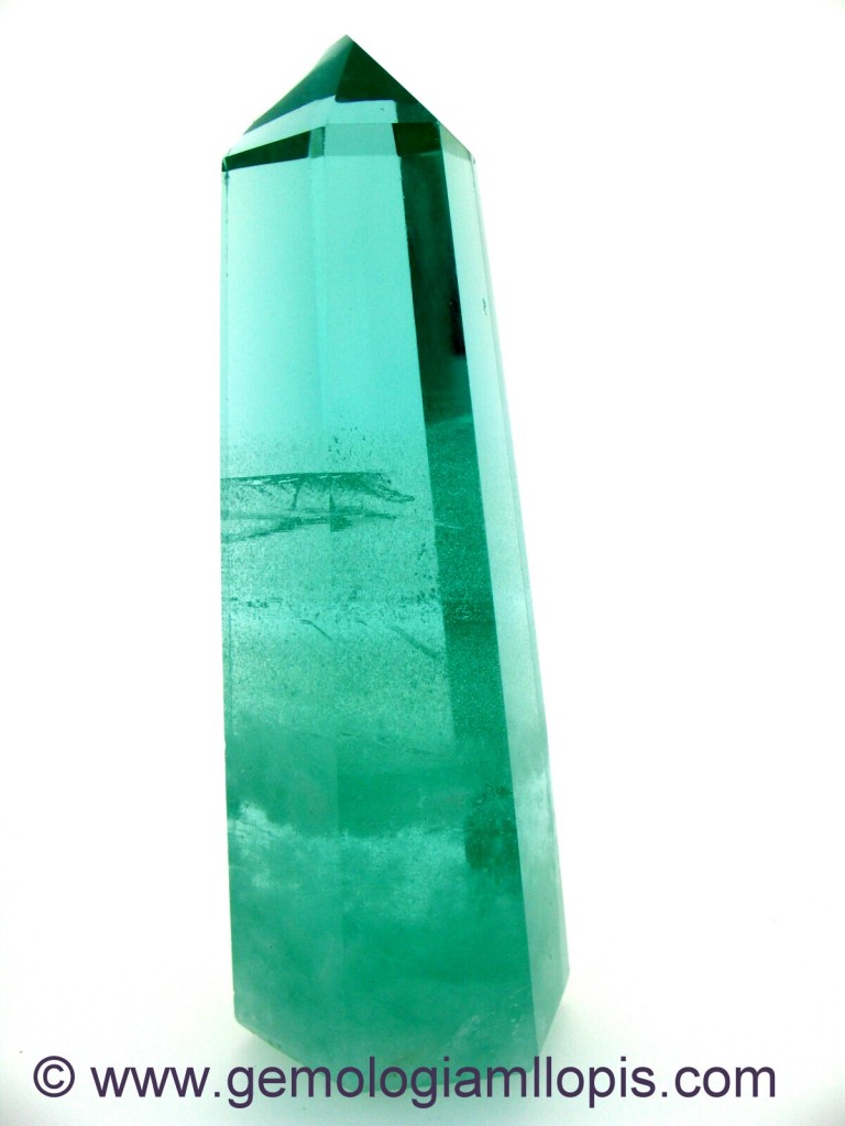 Moldavita tectita tallada en prisma y pirámide hexagonal