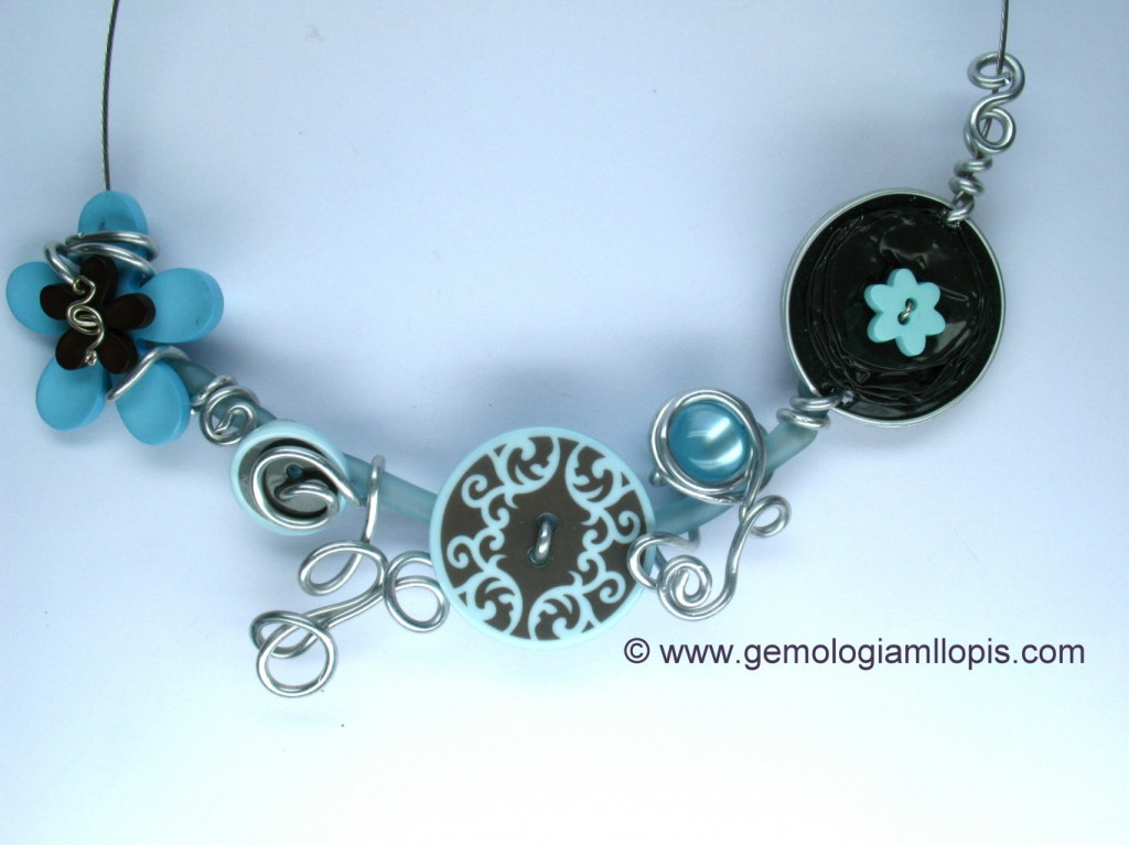 Centro de collar con materiales reciclables.