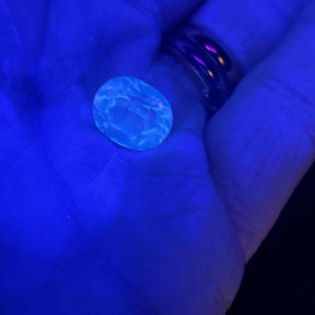 Fluorescencia intensa, amarillo verdosa con aspecto lechoso, con luz ultravioleta de onda corta