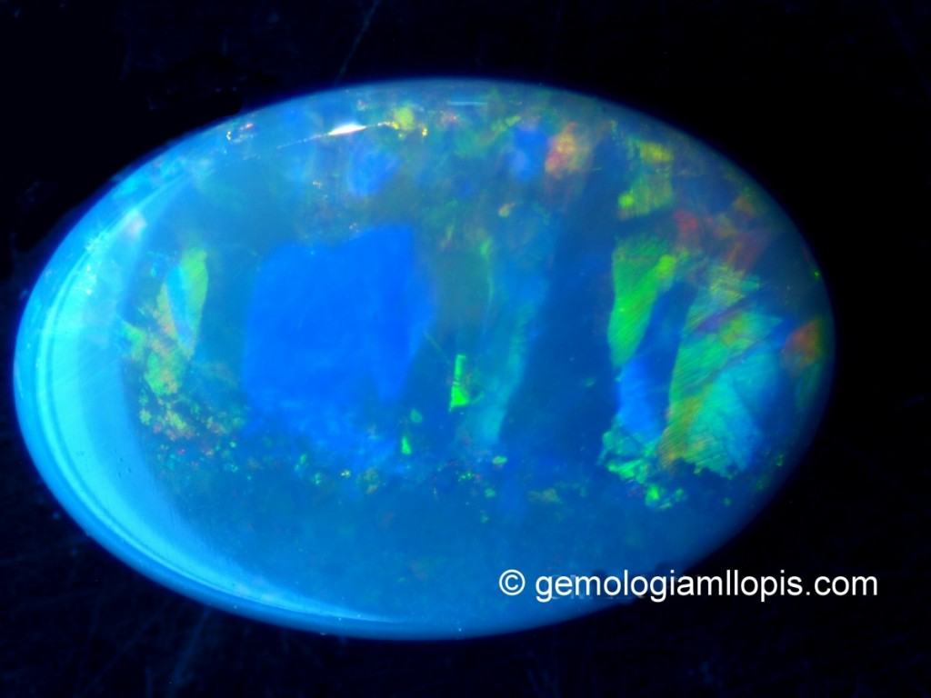 Ópalo negro con juego de colores.