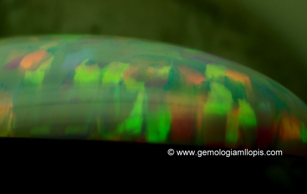 Ópalo sintético que revela una estructura columnar.