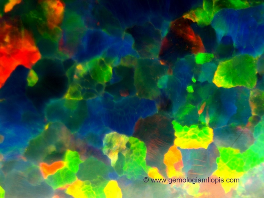 Distribución del color según un esquema tipo "panal" en un ópalo sintético.