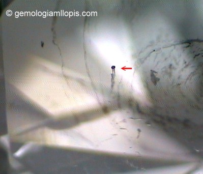 Orificio que deja el láser en la superficie y parte de la trayectoria. Luz reflejada, 30X