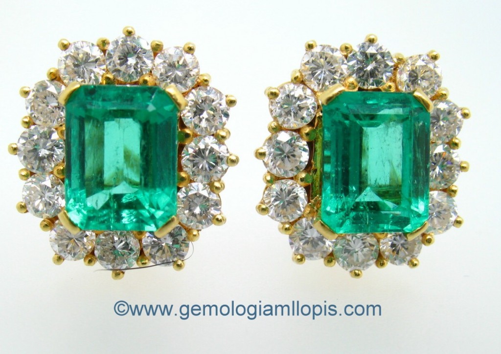 Pendientes con esmeraldas colombianas rellenas de resina epoxi.