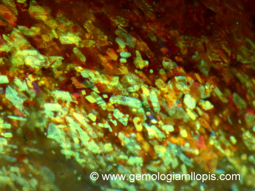 Placas de mica y otros minerales en una piedra sol o feldespato aventurina