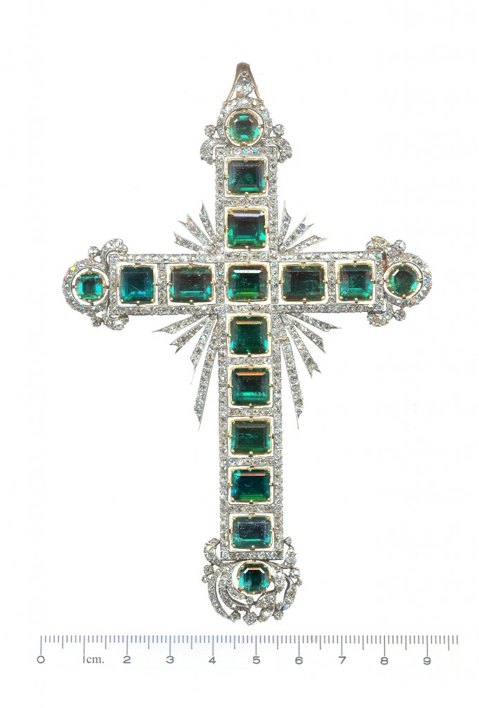 Cruz pectoral de esmeraldas y diamantes