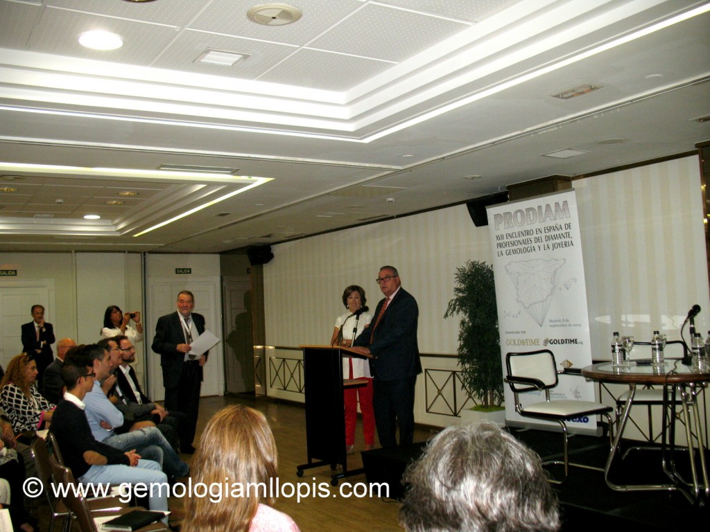 Premio José Nicolau 2015 entregado por la Presidenta de AETA a Don Fernando Yandiola