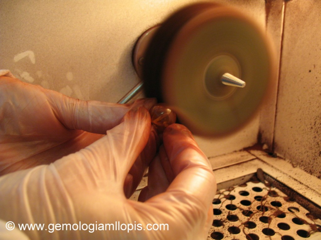 Puliendo cuentas de ámbar con una rueda de fieltro