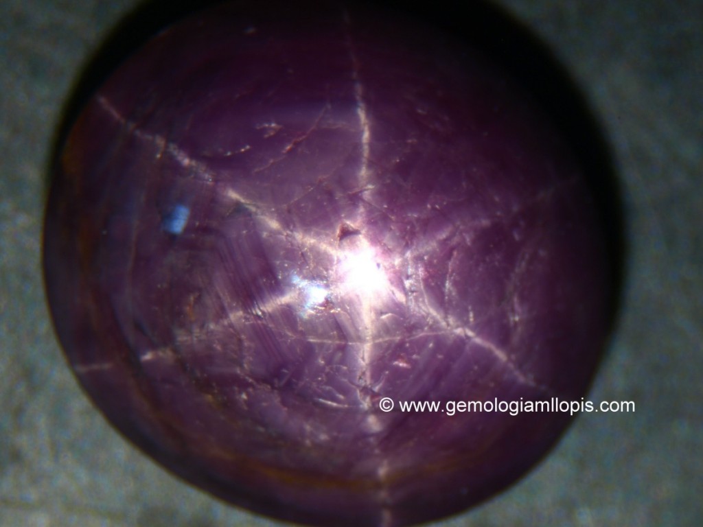 Rubí con asterismo. La estrella es de seis puntas.